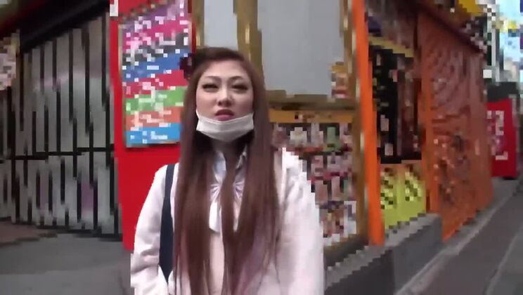 残忍な輪姦に身を委ねる神々しい日本人女