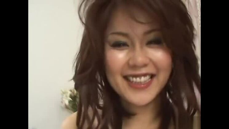 ワイルドなハードコアファックに没頭する、魅惑的な毛深い日本人・綾瀬めぐ