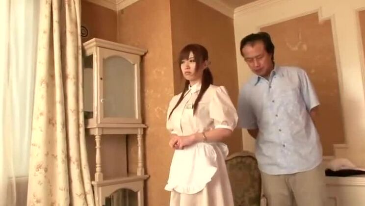 グループセックスで魅せる誘惑的な日本人女