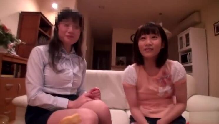 ハッピーエンドのマッサージで挑発的な小乳の日本人女