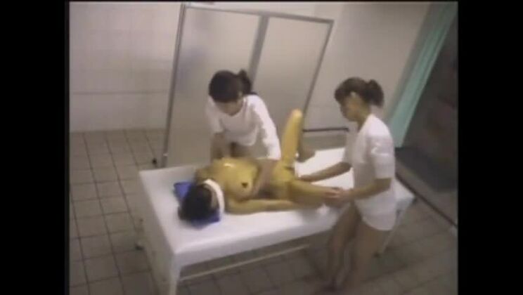 オイルマッサージポルノ映画に登場する天国のアジア娘