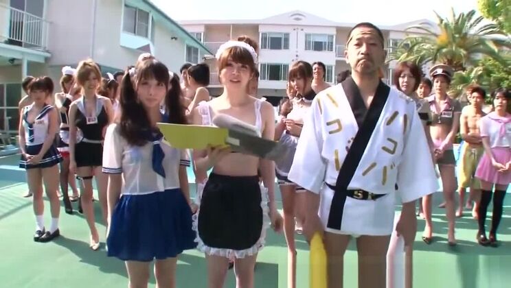 神々しい日本人娼婦が公共の場での乱交に夢中