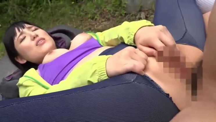 公共の場でぶっかけXXXビデオに出演する美人の日本人女