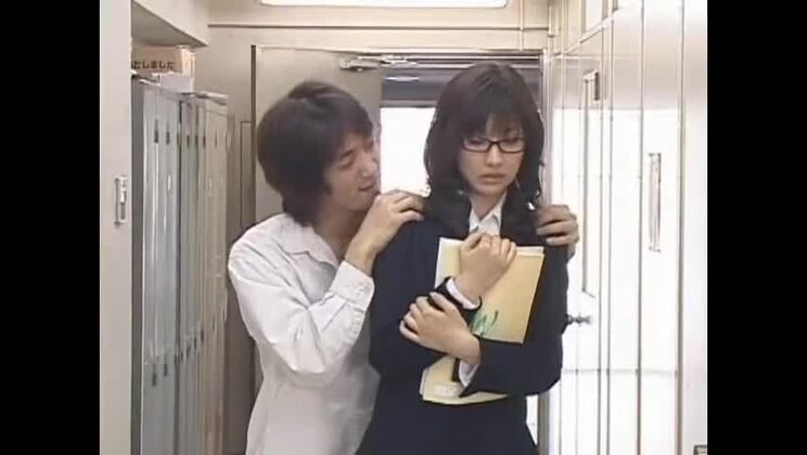 ワイルドな輪姦を楽しむ美しい日本人女