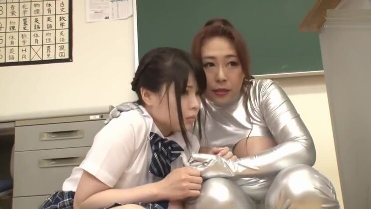 顔面騎乗ポルノビデオに登場する、誘惑的な天然巨乳のアジア人女性