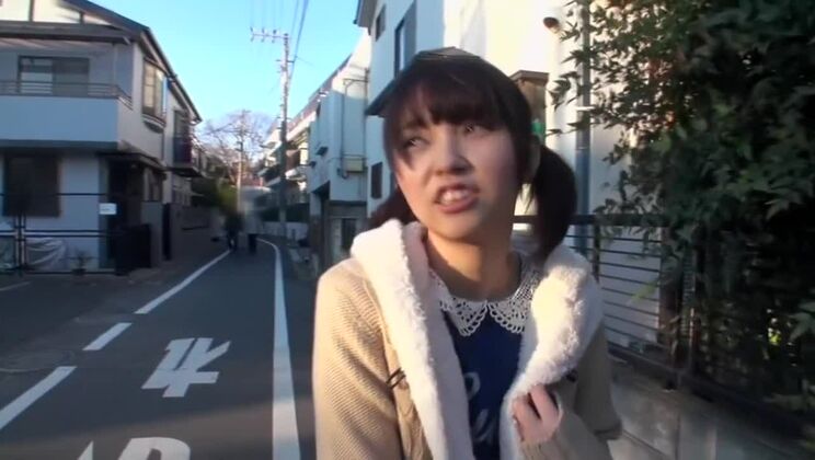 公共の場で魅惑的な日本人美女