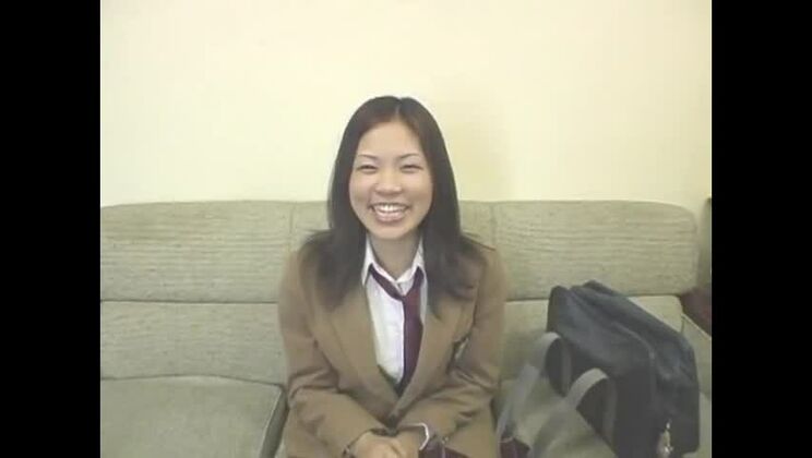 愛らしい日本人、山口奈緒はフェチプレイが好き