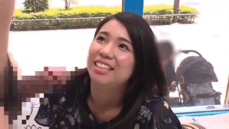 豊満な巨乳のアジア人女性