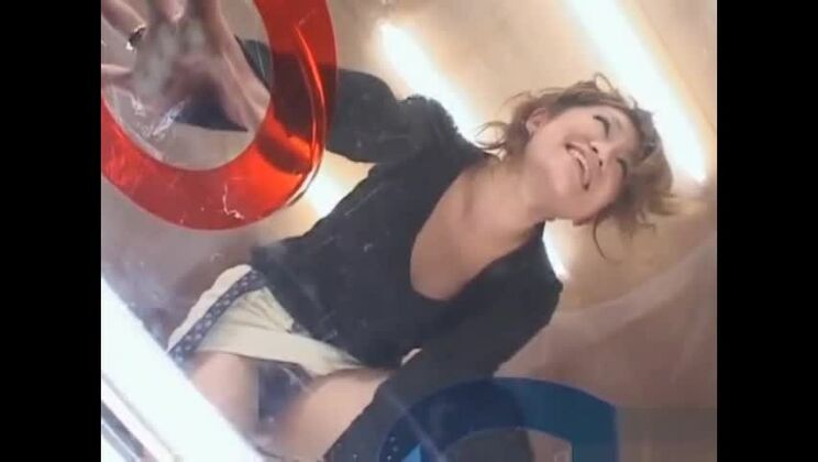 ハードコアポルノ動画に登場する愛らしい東洋の娘