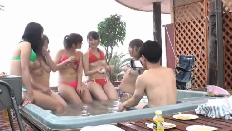 魅力的なアジアの女