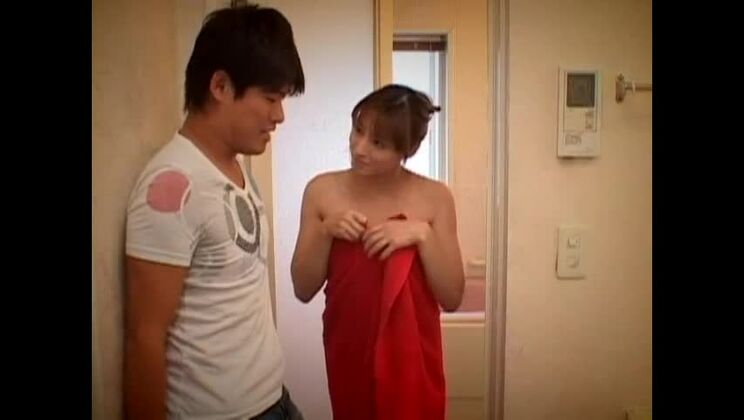 見事な赤毛のアジア人女性が指で弄られる