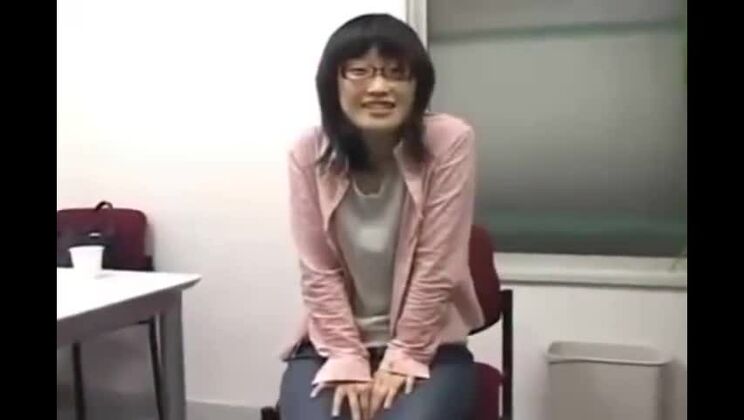 神がかった小乳の日本人ビッチが主演するホットな素人ポルノ