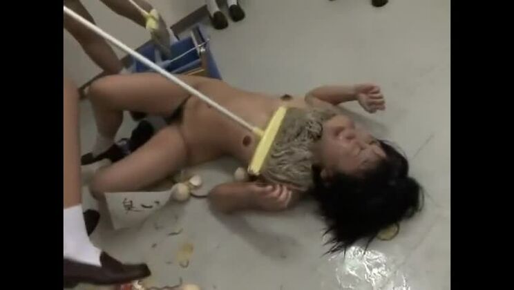 公共の場で美しいフェチセックスビデオを披露する魅力的な日本人少女