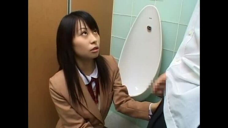 公共の場で驚くべきアマチュアセックスビデオを披露する眩しい褐色の東洋の痴女