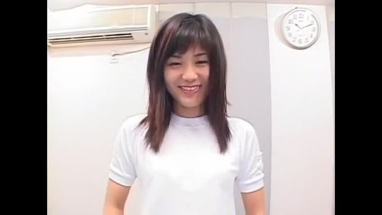 魅惑的な小胸の日本人、松浦美和