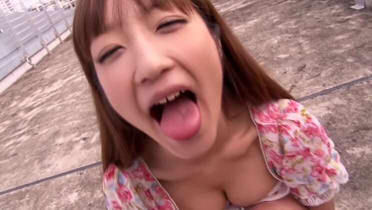 屋外で熱い素人ポルノを披露する美しい日本人女性