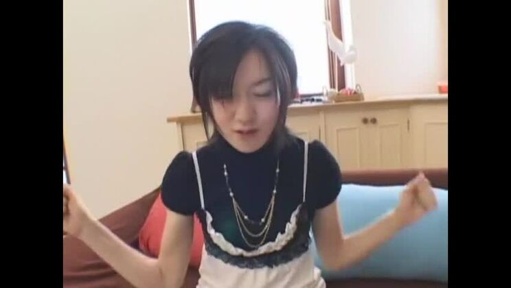 美貌の日本人、原亜希奈がキツいマンコを指で弄る