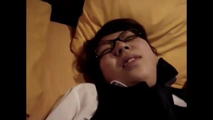 本物の自家製ポルノ動画に登場する魅力的なアジア人女性