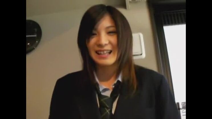 無料の足フェチポルノに登場する魅惑的な日本人ガールフレンド、秋元美優