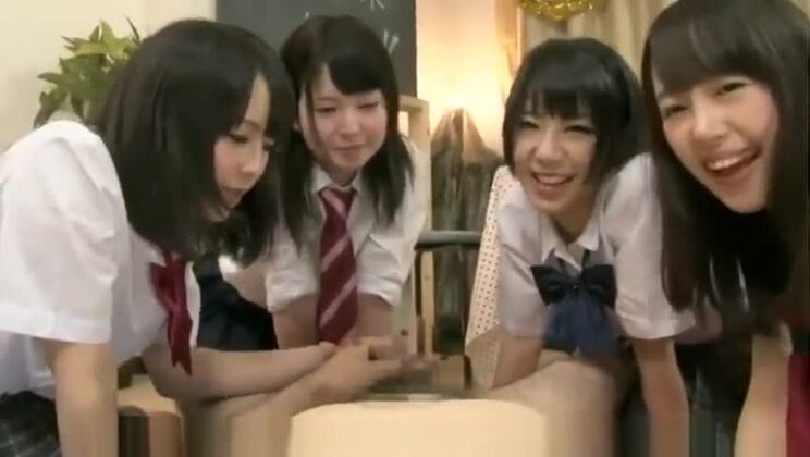 愛らしいアジア人痴女が乱交で犯される