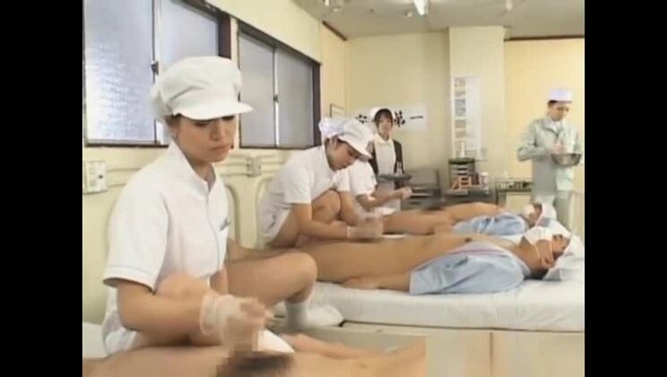 ホットなグループポルノ動画に登場する魅惑的なアジアの女