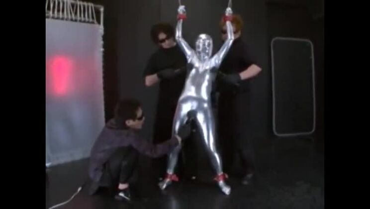 驚くべきフェチポルノを披露する眩しいアジア人、プロリー