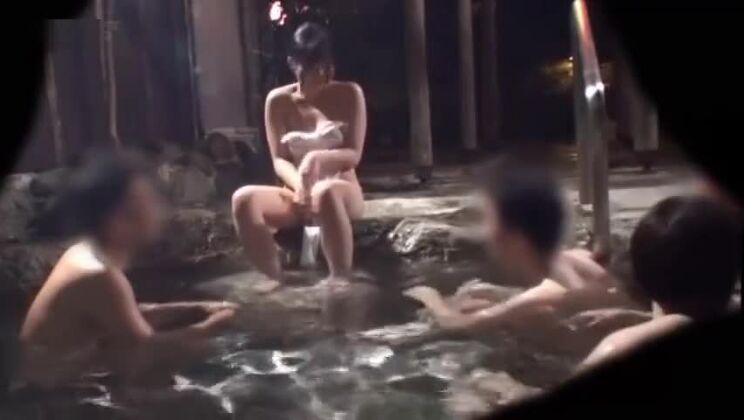 眩しいほど巨乳のアジア人、田中瞳が公共の場で熱い指マンポルノ動画