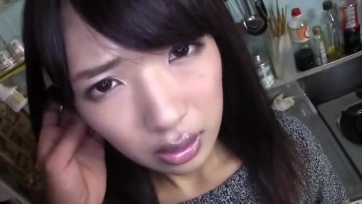 愛らしい巨乳のアジア人女性が人前で激しく突かれる