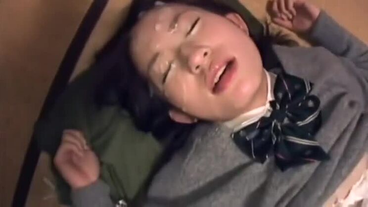 魅力的なアジア人、青山ハナがぶっかけプレイを披露