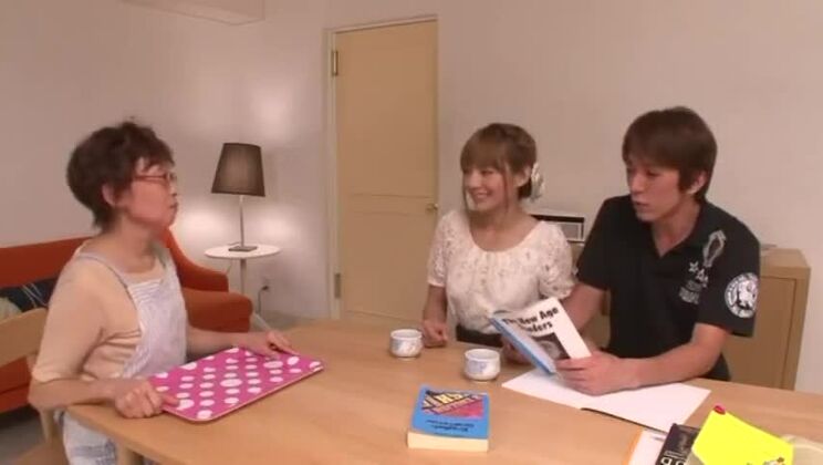 本物のハードコア動画に登場する愛らしい巨乳の東洋の痴女