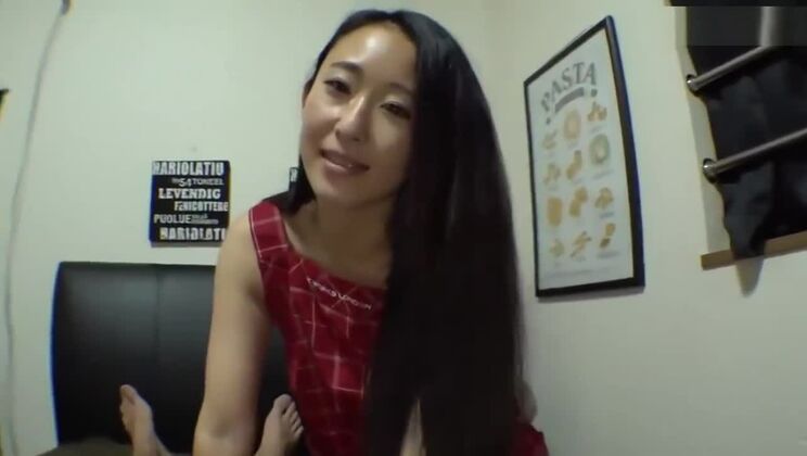 素人ポルノに登場する魅惑的な小胸の東洋人娼婦