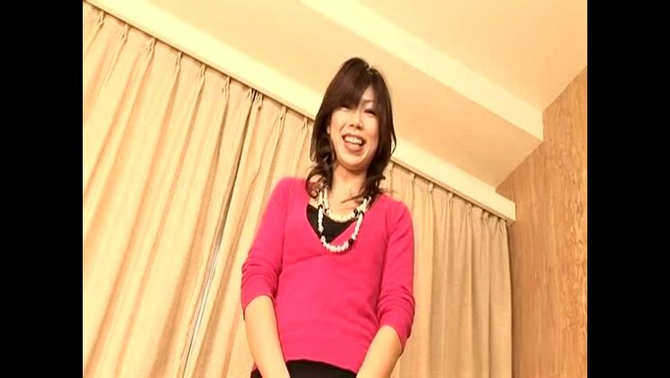 最高に毛深い日本人女性が驚くべき足フェチポルノ動画を披露