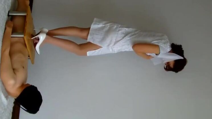 素晴らしいフェチポルノに出演する、最高に可愛い小胸の日本人娘