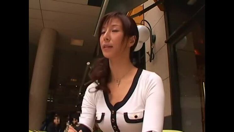 魅力的な日本人、カイ・ケイメが美しい指マンセックス動画で登場