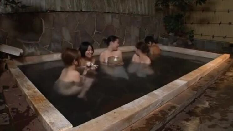 信じられないほどの素人セックスを楽しむ美貌のアジア人女性