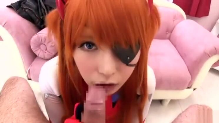 魅力的な巨乳日本人女性が変態的なフェチパフォーマンスを披露