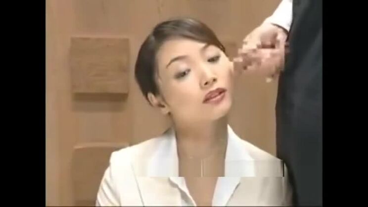 美しいフェティッシュセックス動画に登場する魅力的な巨乳のアジア人女