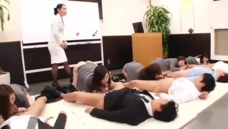 公共の場でワイルドな輪姦XXXシーンを披露する魅惑的な東洋の娼婦