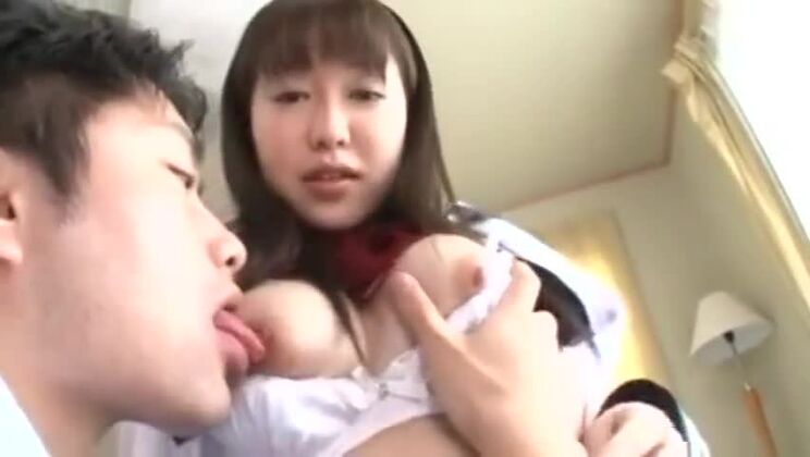 ぶっかけプレイを披露する、誘惑的な金髪のアジア人美女