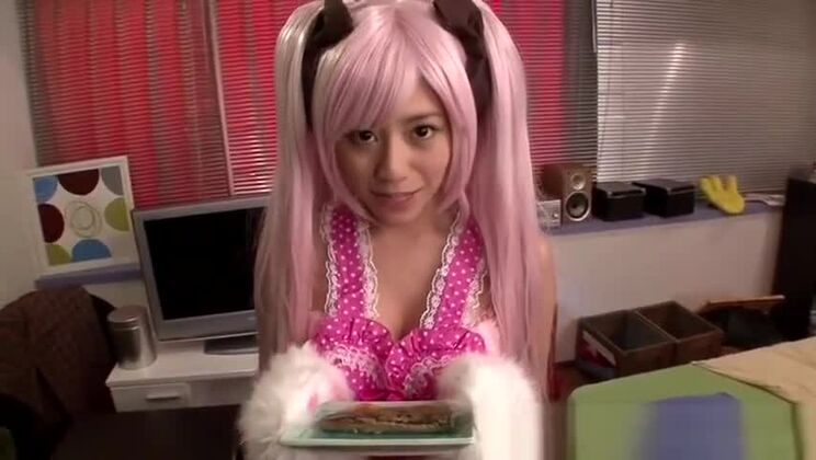 ピンクヘアのアジア系ガールが大きな毛深いマンコを披露