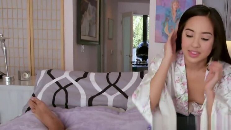 小柄なアジア人素人が黒人のチンポをしゃぶる