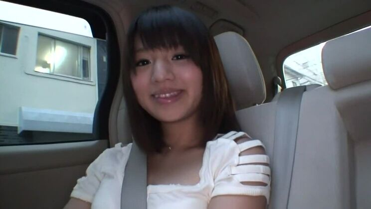 素晴らしい日本人モデル、星崎みゆのクレイジーな手コキ、スリムなJAVシーン