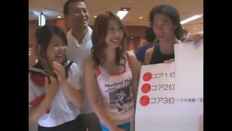 服を脱ぎ捨てるアジアの娘たち