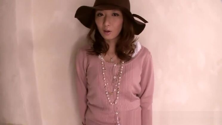 日本人娘が後ろから犯され、大量の精液を浴びる