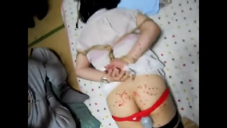 ロープで縛られた藤子へのバイブとワックスプレイ