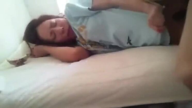 驚愕のポルノ動画 巨乳がショーを見ようと試みる