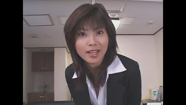 エキゾチックな日本人モデル、鈴鹿凛の淫らな足フェチ・ストッキングJAVムービー