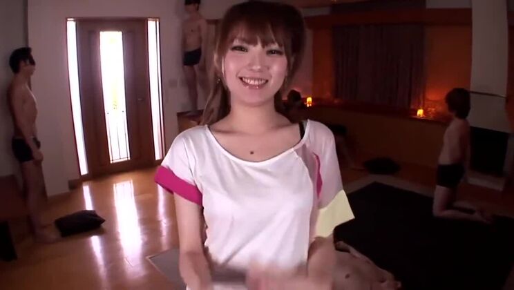 天海つばさが美味しそうに精子をゴックンと飲み込む