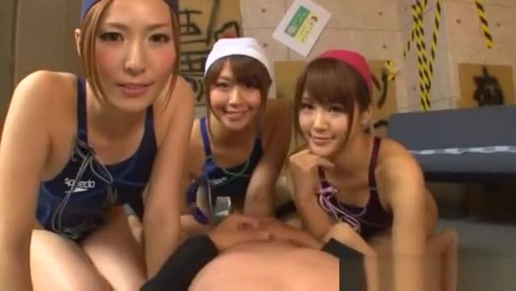 複数のアジアの欲情した熟女たちが、一人のホットな男とセックスを楽しむ