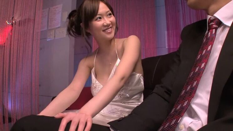 エッチな手コキ、巨乳JAV動画に登場する信じられない日本人女